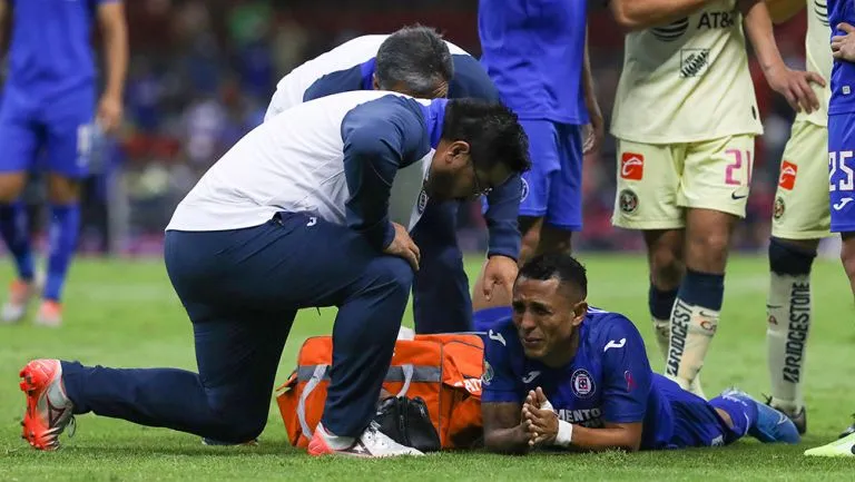 Yotún, doliéndose tras sufrir la lesión muscular en el Clásico Joven