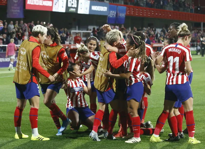 TWITTER: @ATLETIFEMENINO Charlyn Corral y Kenti Robles festejando