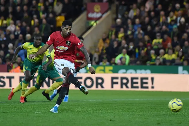 Rashford golpea el balón