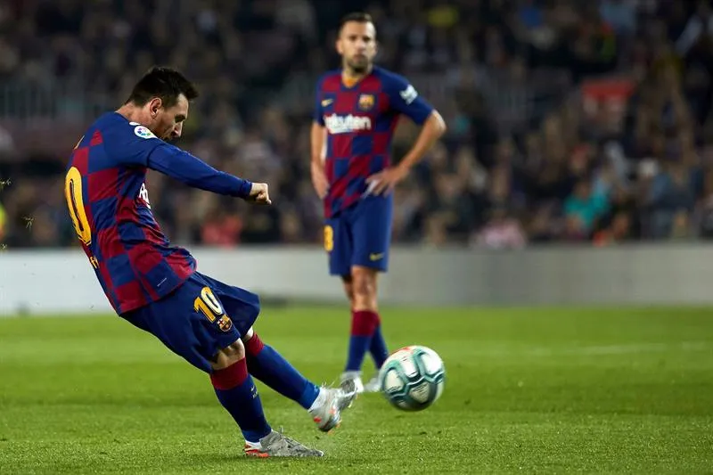 EFE Leo Messi cobra un tiro libre con el Barcelona