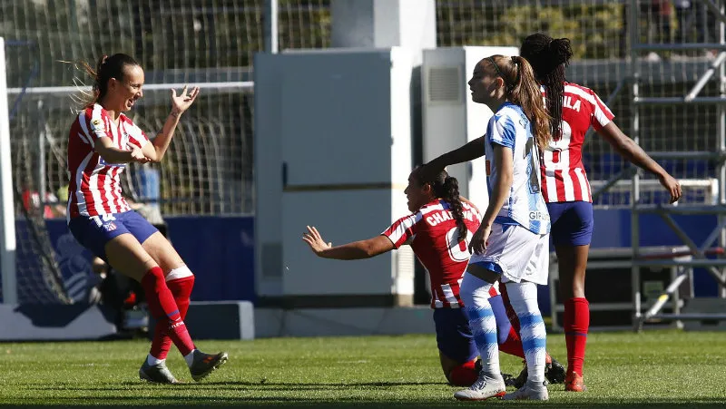 TWITTER: @ATLETIFEMENINO Charlyn Corral jugando con el Atlético Femenino