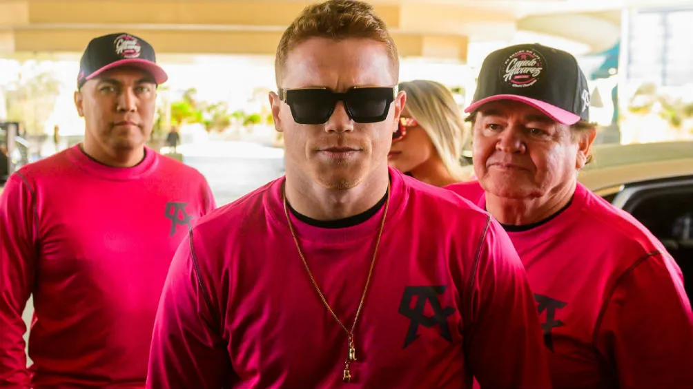 Álvarez en su llegada a Las Vegas con su equipo