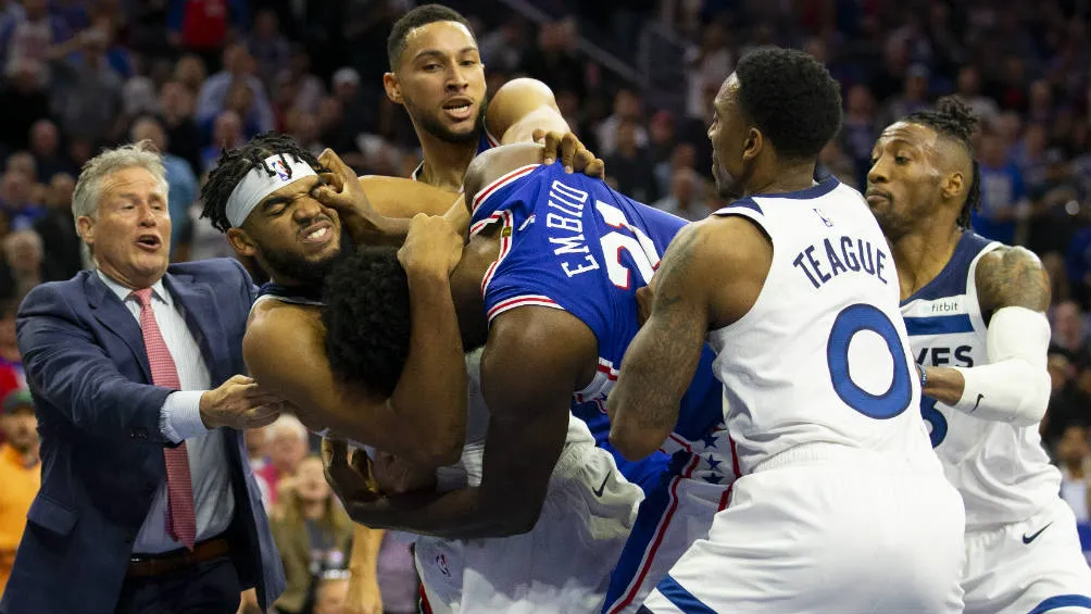 Las bancas tuvieron que entrar a separarlos