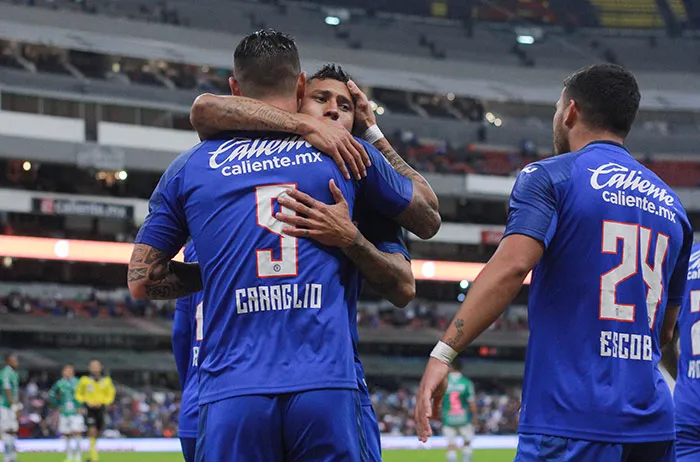 IMAGO7 Cruz Azul festejan gol de Caraglio