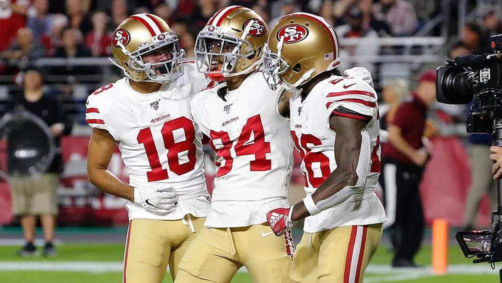 Bourne (84) celebra su anotación con Pettis (18) y Coleman (26)