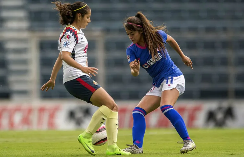 Jugadoras de ambas escuadras en Clásico Joven