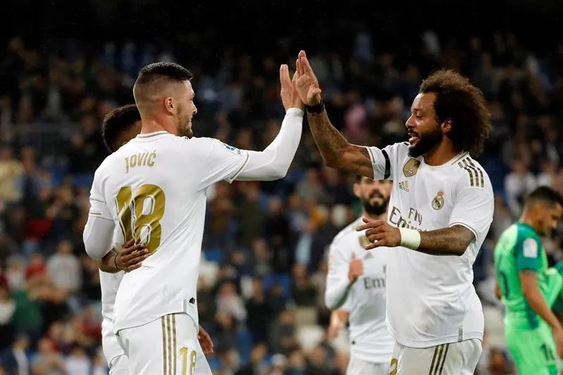 EFE Luka Jovic y Marcelo festejan en un juego del Real Madrid
