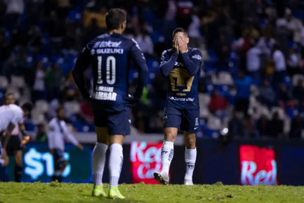 Juan Iturbe lamentando un falló ante Puebla
