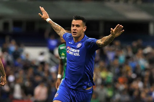 Milton Caraglio festeja su gol contra León