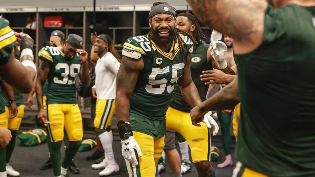 TWITTER@THEREALZSMITH Za Darius festejando con sus compañeros