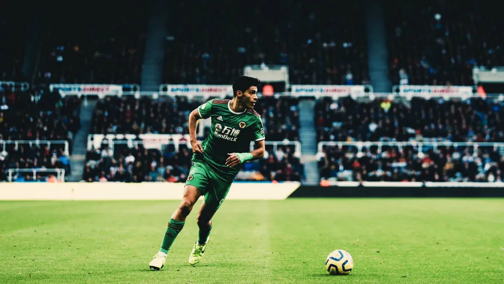 Raúl Jiménez jugando con los Wolves