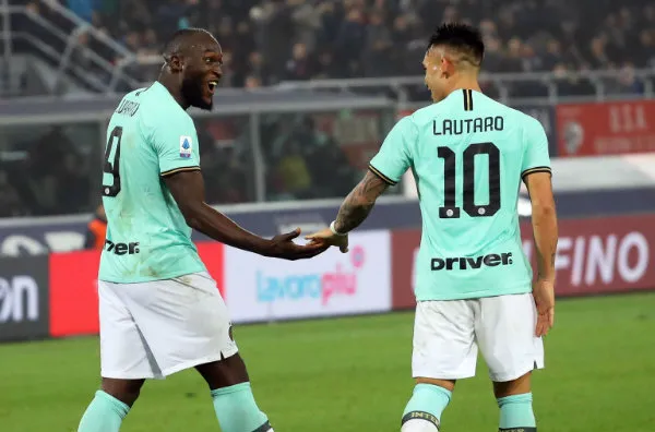 Lukaku celebrando su anotación con Lautaro Martínez