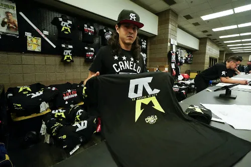 Un vendedor de souvenirs de la pelea Canelo vs Kovalev