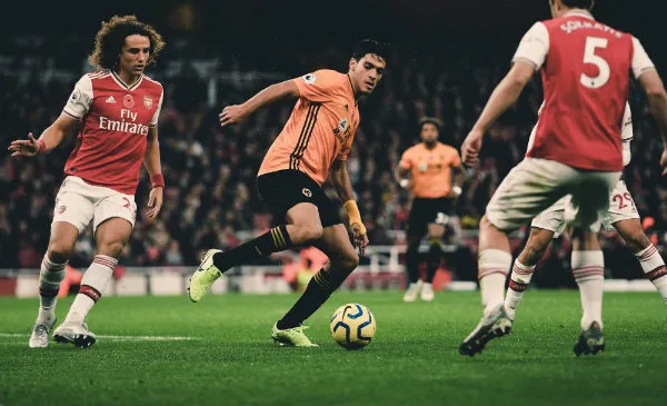 TWITTER @WOLVES Raúl Jiménez en acción con Wolverhamton ante Arsenal