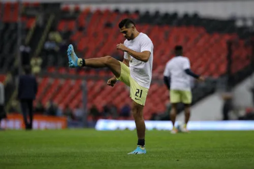 MIGUEL PONTÓN Henry Martín calienta antes del duelo vs Santos