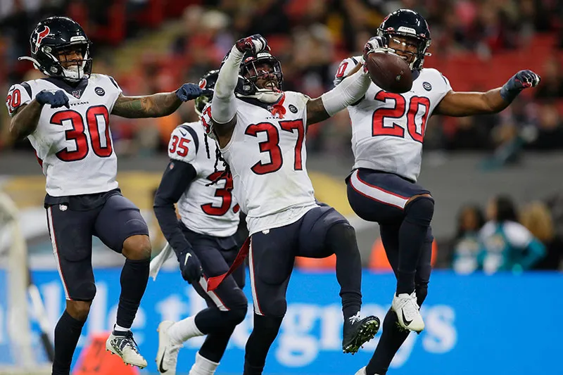 AP Defensiva de Texans celebra una jugada contra Jaguars
