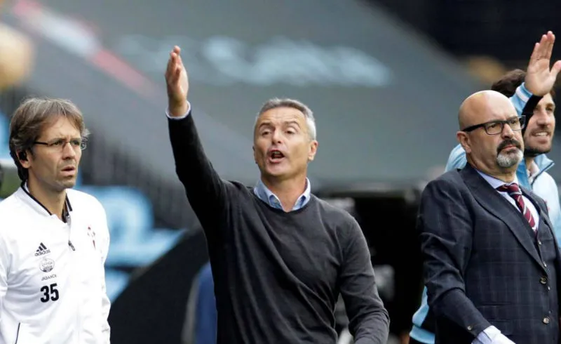 EFE Fran Escribá dirigiendo al Celta de Vigo