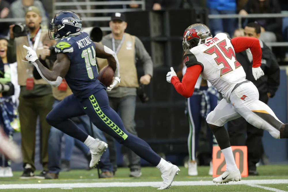 AP DK Metcalf deja a su rival en el camino