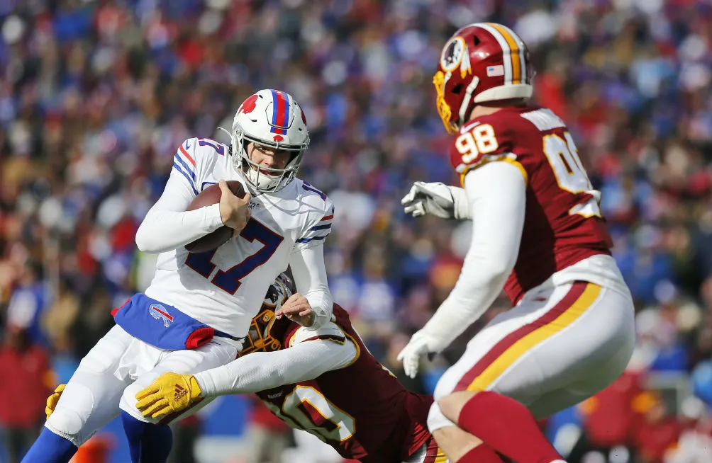 AP Josh Allen acarrea el balón ante la defensiva de Washington