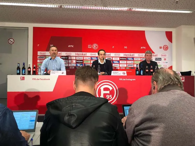 El técnico Beirlorzer tratando de dar explicaciones en conferencia