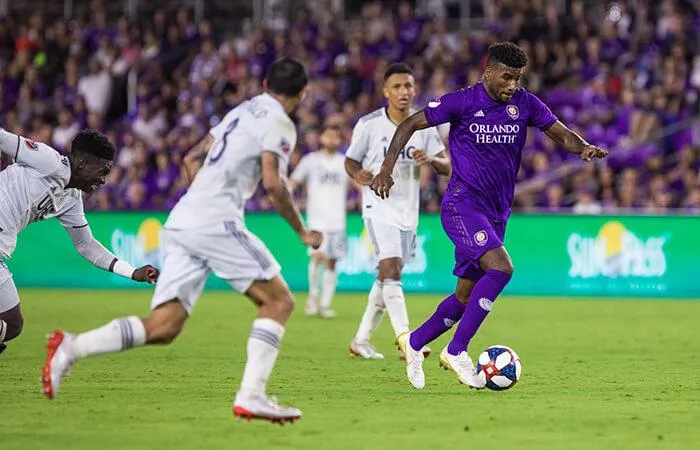 Carlos Ascues jugando en la MLS