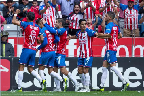 MIGUEL PONTÓN Jugadores de Chivas festejan un gol