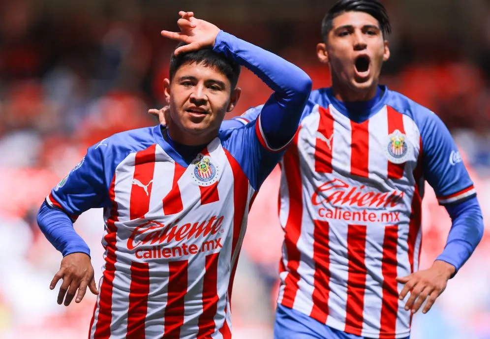 IMAGO7 Jugadores de Chivas festejan una anotación sobre Toluca