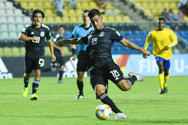 Efraín Álvarez en acción del México vs Islas Salomón en el Mundial sub 17