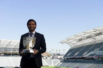 LAFC Carlos Vela con el Premio Landon Donovan