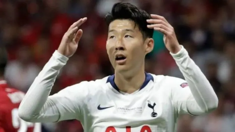 AP Son Heung-Min, en lamento durante un partido
