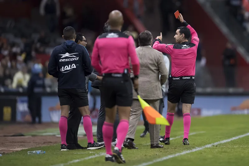 Herrera es expulsado en el juego entre América y Santos