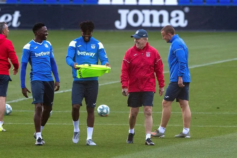 EFE Javier Aguirre sigue de cerca las acciones de sus pupilos