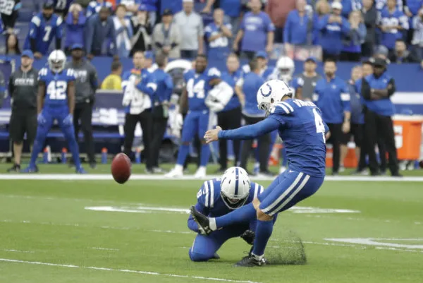 Adam Vinatieri en acción con los Colts