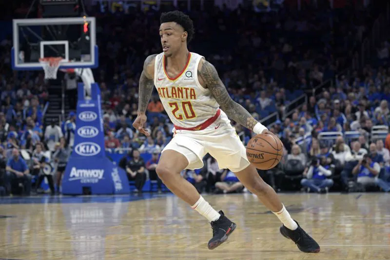 John Collins durante un partido con los Atlanta Hawks