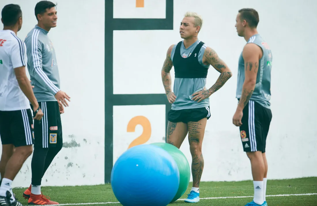 Eduardo Vargas en un entrenamiento con los Tigres