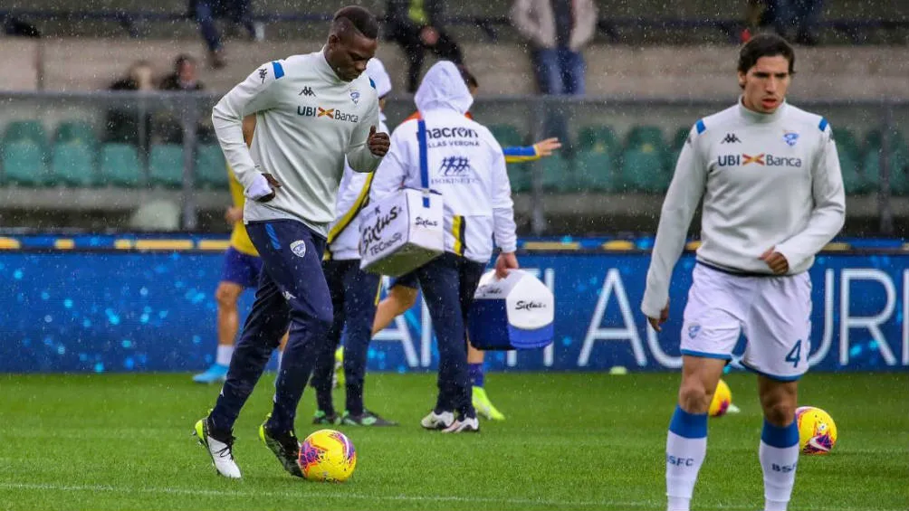TWITTER@BresciaOfficial Balotelli y Sandro Tonali calentando antes del juego ante Verona