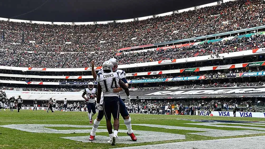 IMAGO7 Jugadores de Patriots en la cancha del Estadio Azteca