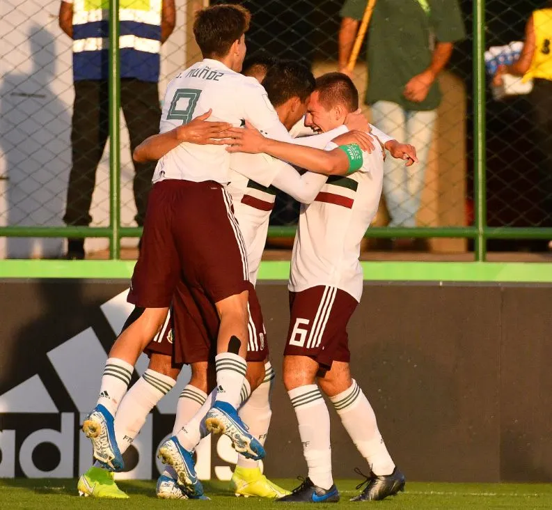 Jugadores del Tri festejan gol de Muñoz