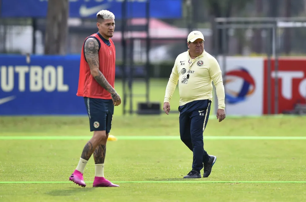 IMAGO7 Miguel Herrera en una práctica del América