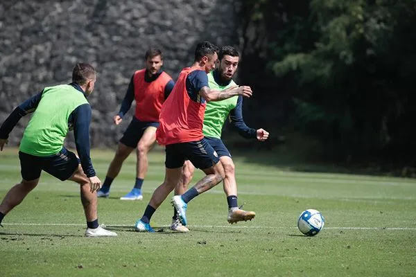 Jugadores de Pumas durante la práctica de este día