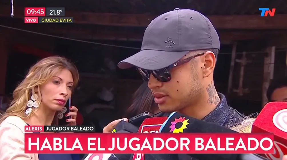 ESPECIAL Salinas, al salir del hospital donde fue atendido