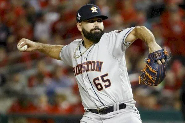 AP José Urquidy jugando con los Astros