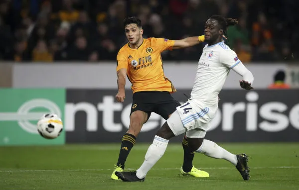 AP Raúl Jiménez en acción con Wolverhampton