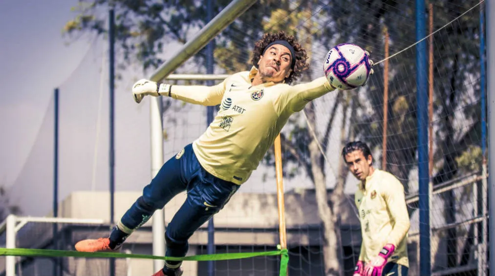 TWITTER@YOSOY8A Ochoa entrenando con América