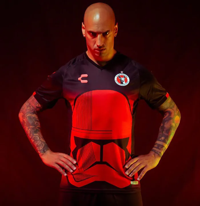 Ariel Nahuelpán presenta el uniforme de local