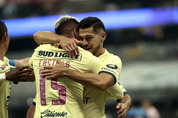 Castillo y Martín celebrando una anotación