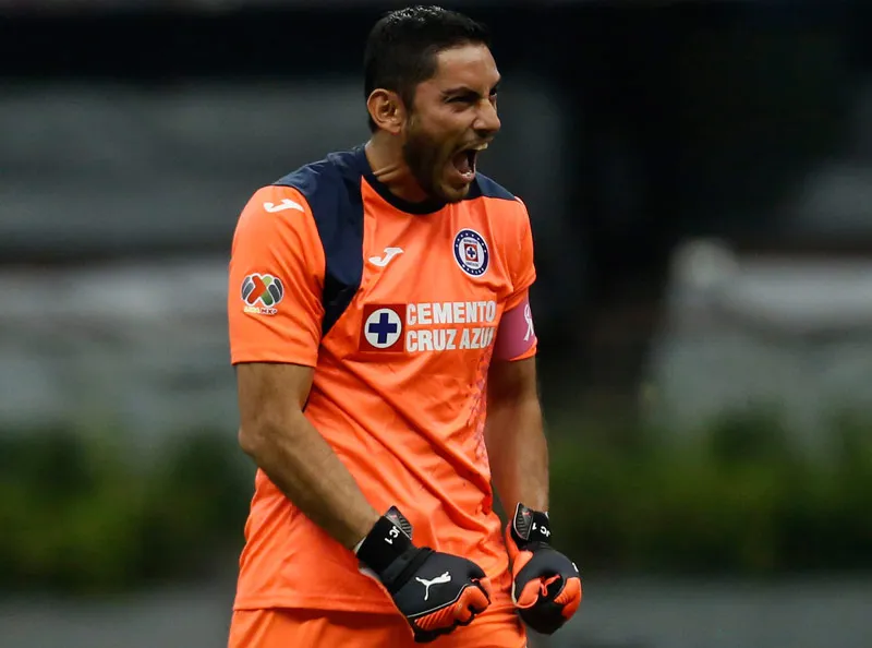 Chuy Corona festejando un gol del Cruz Azul