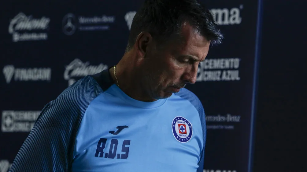 Robert Dante abandonando la conferencia de prensa