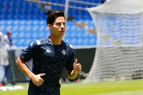 Diego Lainez en un entrenamiento con Betis