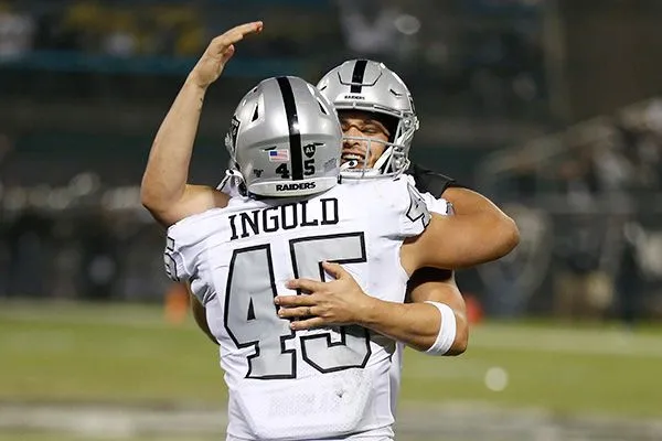AP Alec Ingold festeja con el quarterback Derek Carr